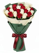 Букет Микс из красных и белых роз в Кулой