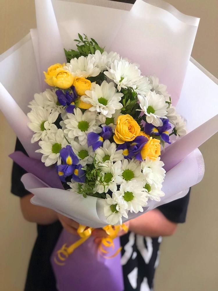 Букет цветов из: Ирисы, Хризантемы и Розы в Кулой