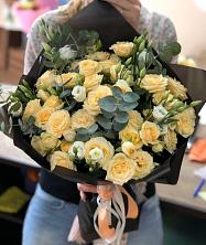 Букет птица счастья в Кулой Букет цветов из: Розы и Лизиантусы в Кулой
