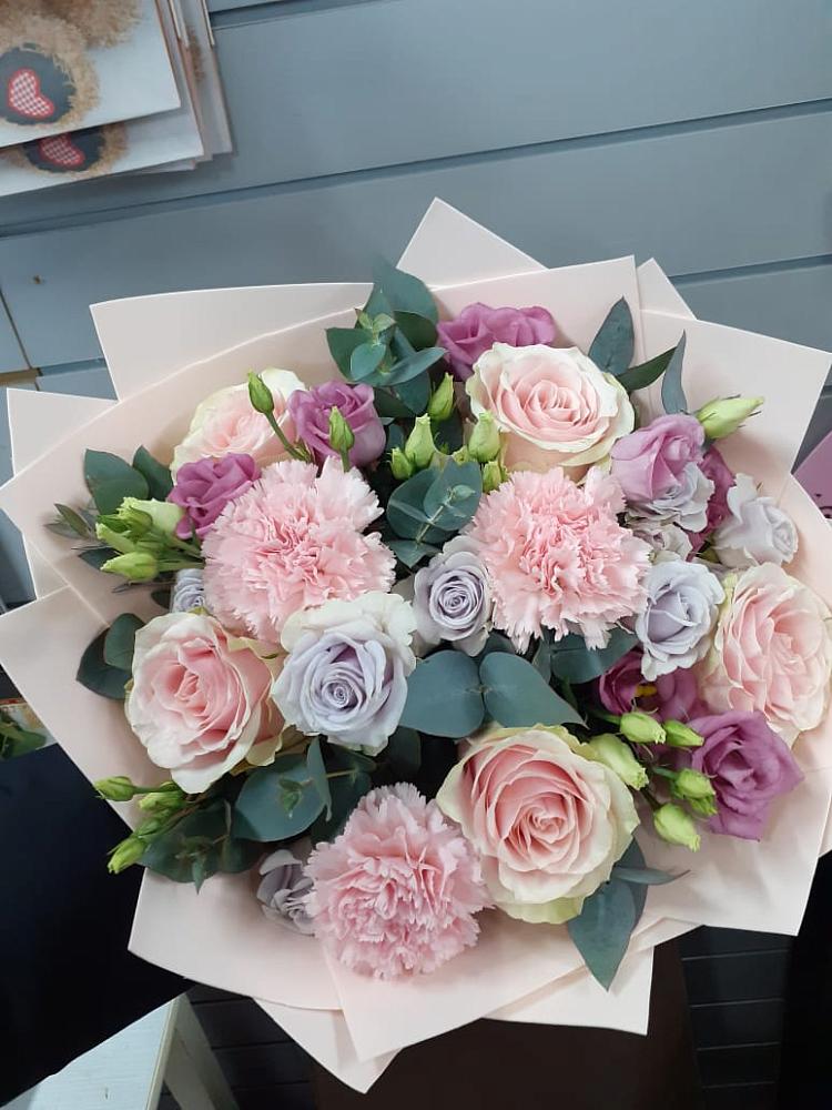 Букет цветов из: Розы, Гвоздики и Лизиантусы в Кулой