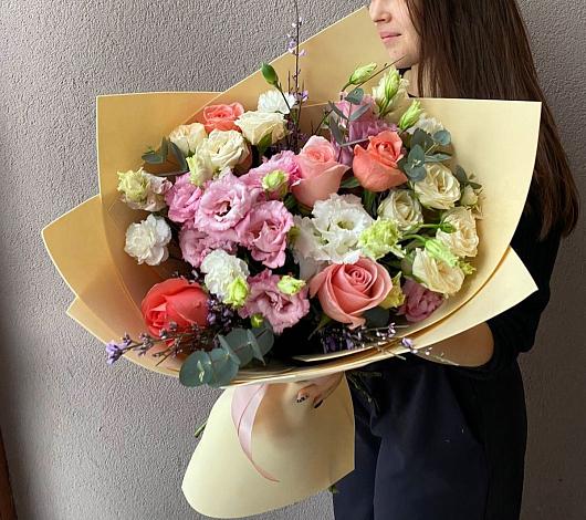Букет цветов из: Розы, Лизиантусы и Гвоздики в Кулой
