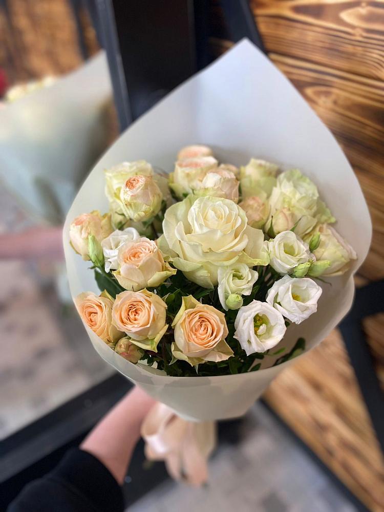 Букет цветов из: Розы и Лизиантусы в Кулой